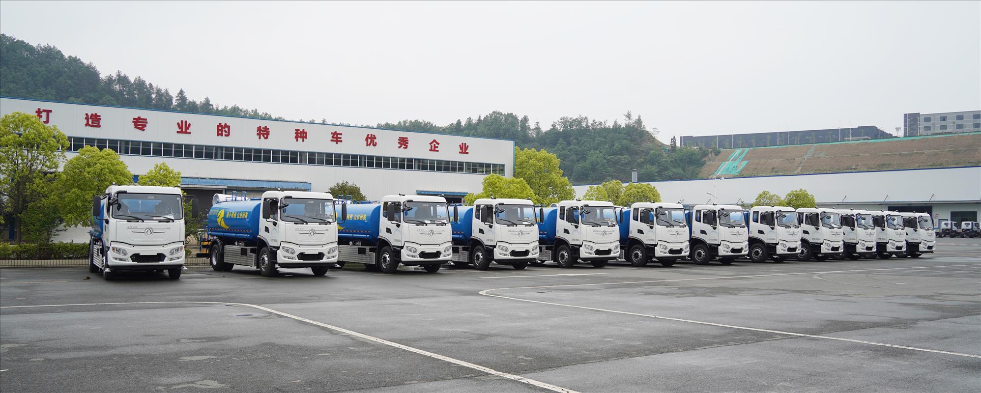 推动绿色发展,建设美丽小镇!12台纯电动绿化喷洒车批量发车京山!